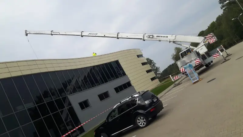 Montaż wentylacji ABB – dźwig montażowy