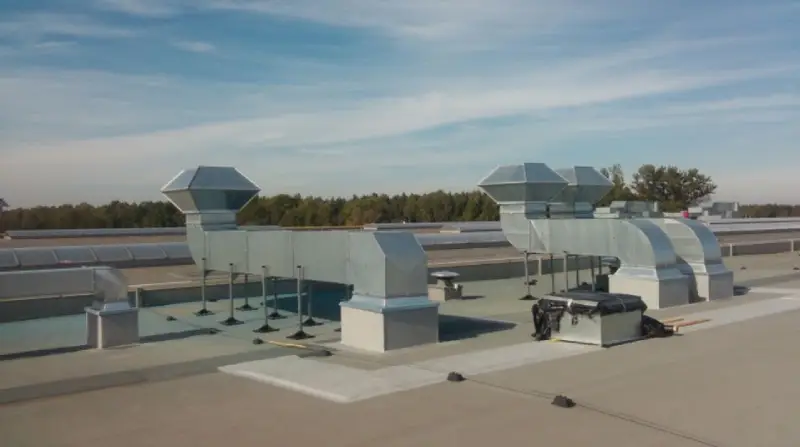 Instalacja wentylacji ABB – dach hali produkcyjnej
